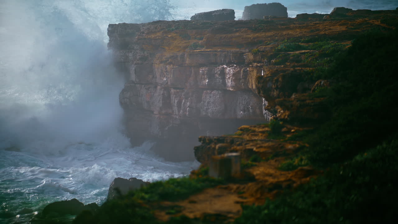 las tormentas rompen los acantilados en súper cámara lenta. las olas poderosas rompen las rocas.