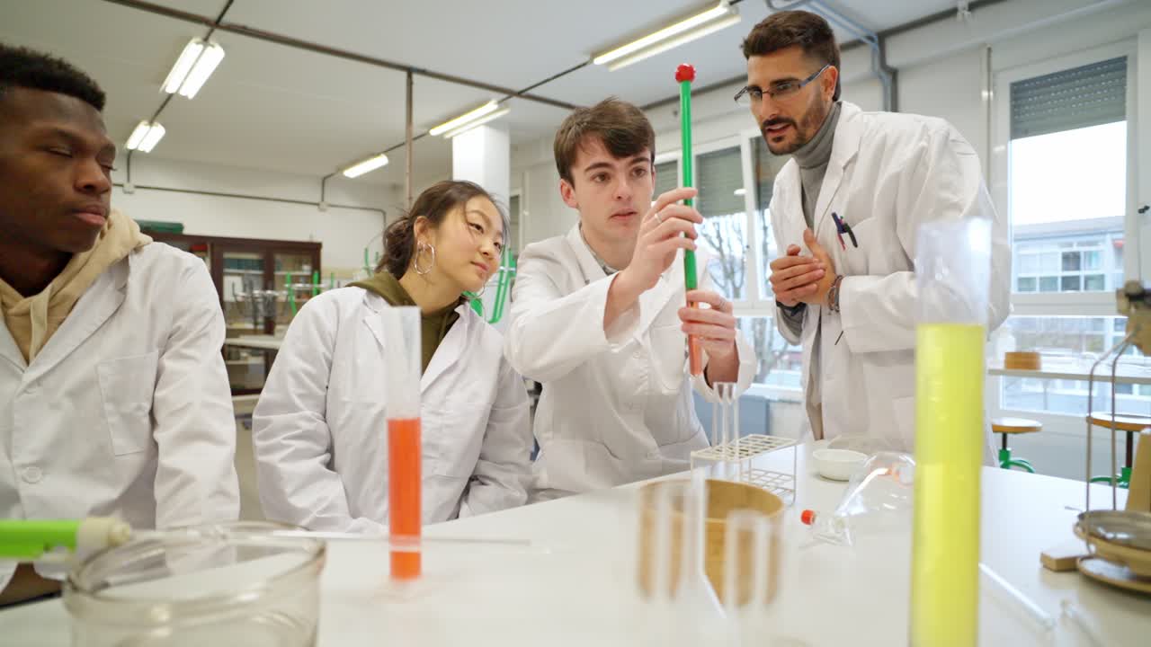 estudiantes en un laboratorio de ciencias