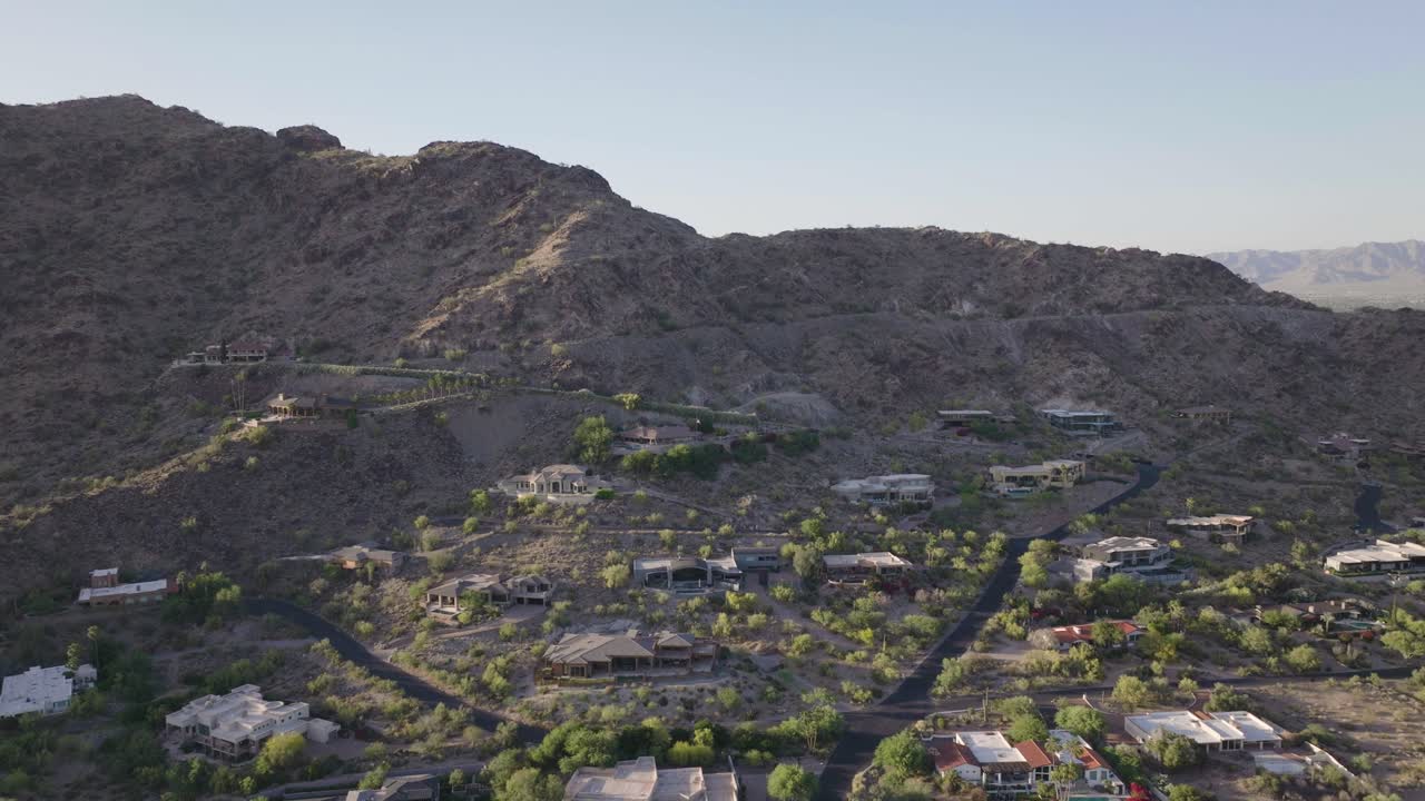 Ville lussuose e opulente sulle colline di Mummy Mountain nella Paradise Valley, Arizona, USA.