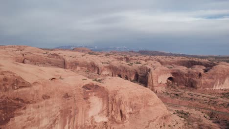 Drone-Volando-Sobre-El-Suroeste-De-Estados-Unidos-Paisaje-Desierto-Rocoso-Aéreo