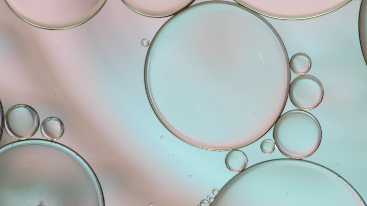 Goccia d'olio colorata e artistica che galleggia sull'acqua