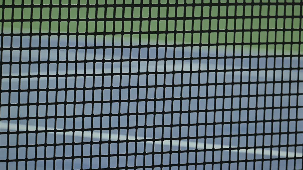 una vista de primer plano que muestra la composición de goma de una red de tenis profesional adaptada para eventos atp