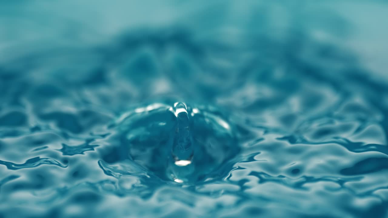 la gota de agua cae en un movimiento súper lento.