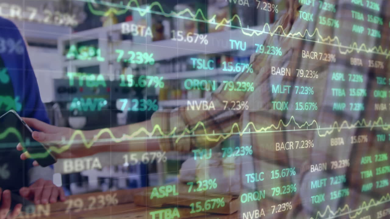 animación del procesamiento de datos financieros sobre diversas personas que pagan con teléfonos inteligentes