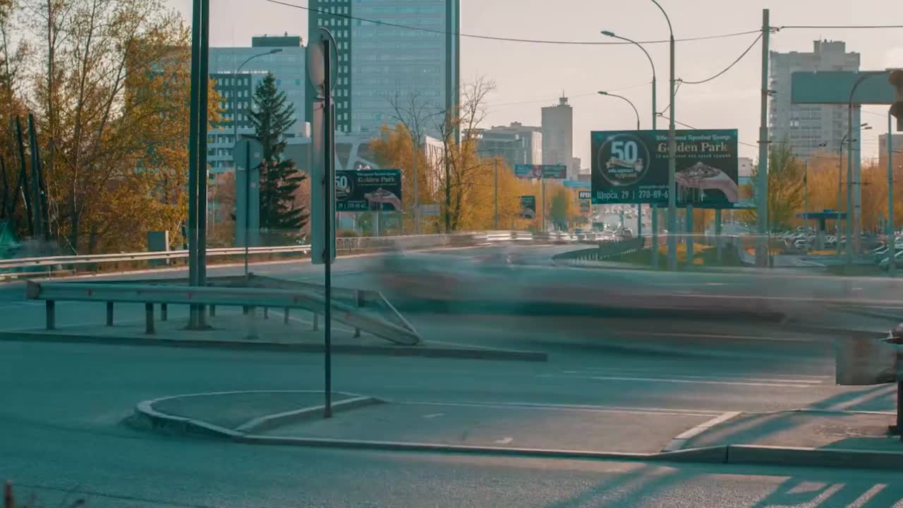 해가 지면 바쁜 도시 교차로