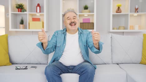 el viejo haciendo una broma para la cámara.