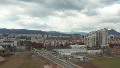 Antena:-Edificios-Del-Centro-De-La-Ciudad-De-Ljubljana,-Ciudad-Capital-De-Eslovenia,-Día-Nublado