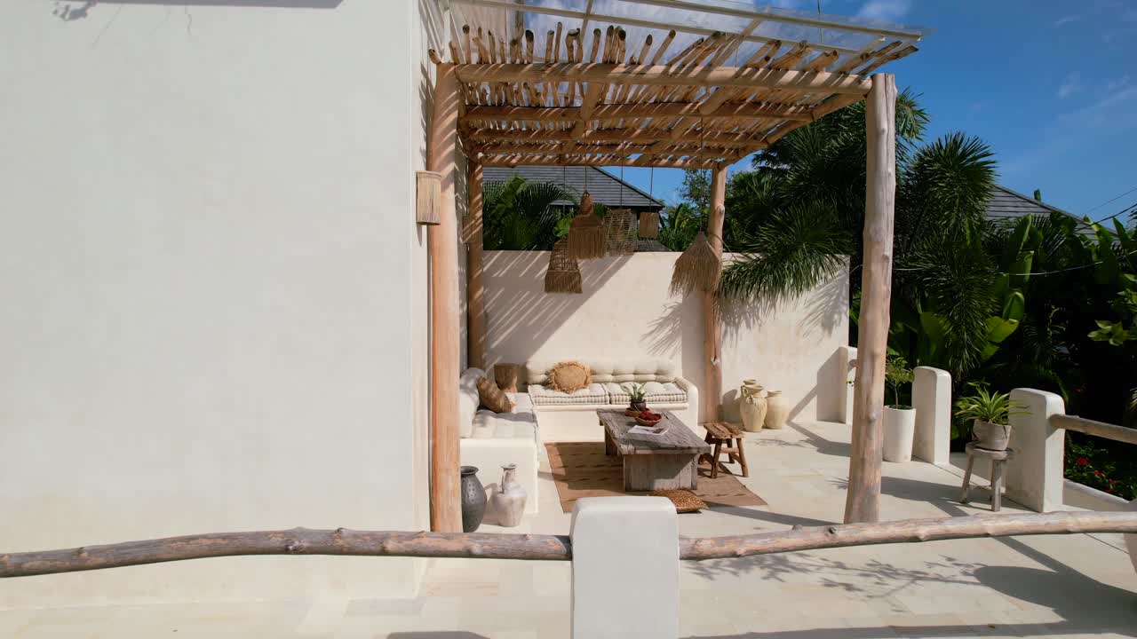 antena del diseño bohemio de la villa del patio del balcón en bali indonesia