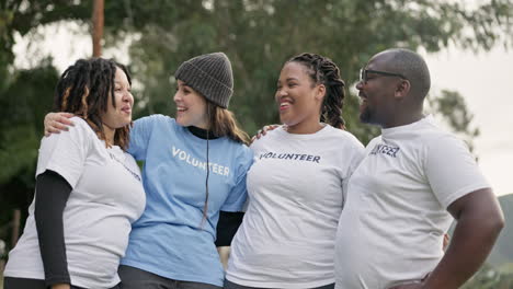 al aire libre, voluntario y grupo con conversación