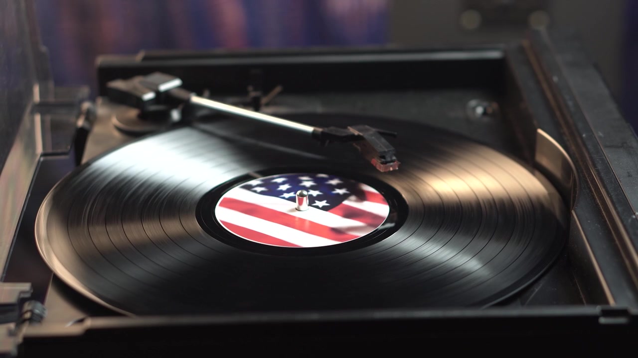 LP-vinylplade med amerikansk flag, musikafspilning og automatisk stop på pladespiller.