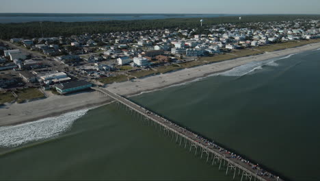 kure beach pier vista aérea revelar ciudad 4k