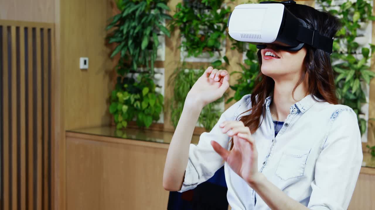 Dirigente femminile utilizzando le cuffie da realtà virtuale