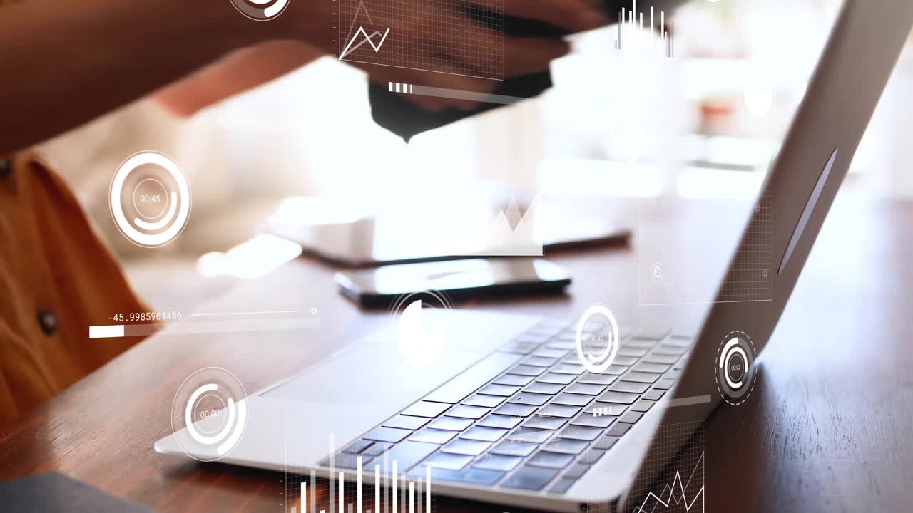 태블릿을 사용하는 백인 여성에 대한 금융 데이터 처리 애니메이션