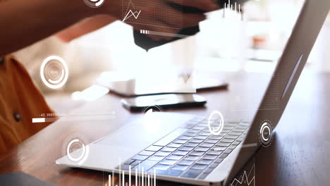 animación del procesamiento de datos financieros sobre una mujer caucásica usando una tableta