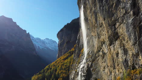 Reveladora-Toma-Cinematográfica-De-Drones-De-La-Cascada-Staubbach-En-Lauterbrunnen,-Suiza