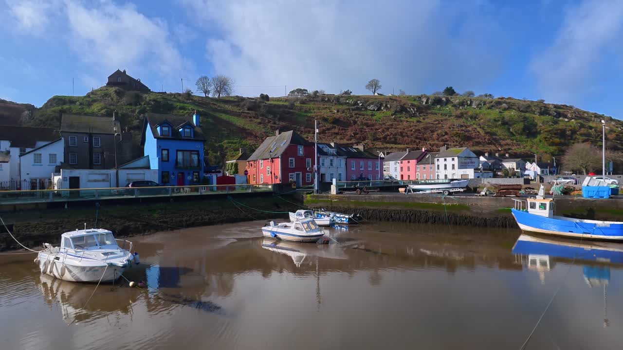 Bunte, traditionelle Fischerhäuser im historischen Flussdorf Passage East, Waterford, Irland. Ein beeindruckender Ort.