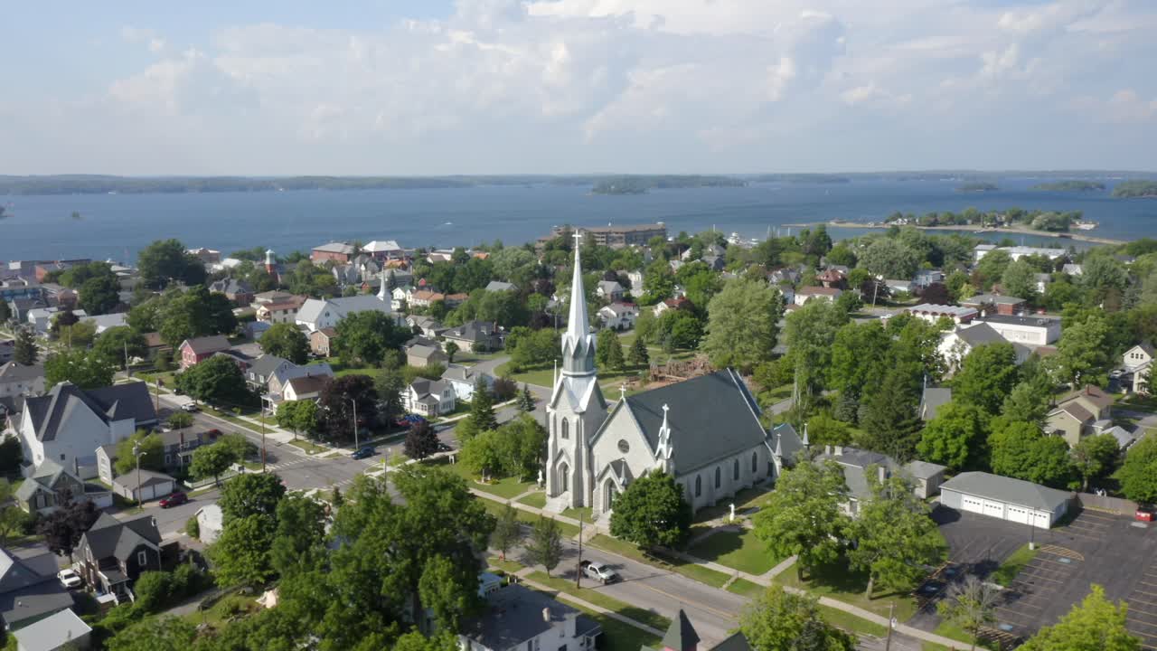 클레이튼, ny 세인트 로렌스 강에 있는 교회 공중 촬영
