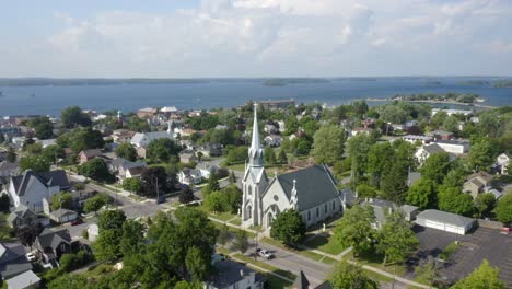 Clayton,-Nueva-York,-Toma-Aérea-De-La-Iglesia-En-El-Río-San-Lorenzo