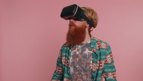 hombre usando realidad virtual casco casco aplicación para jugar simulación innovación juego 3d en gafas vr