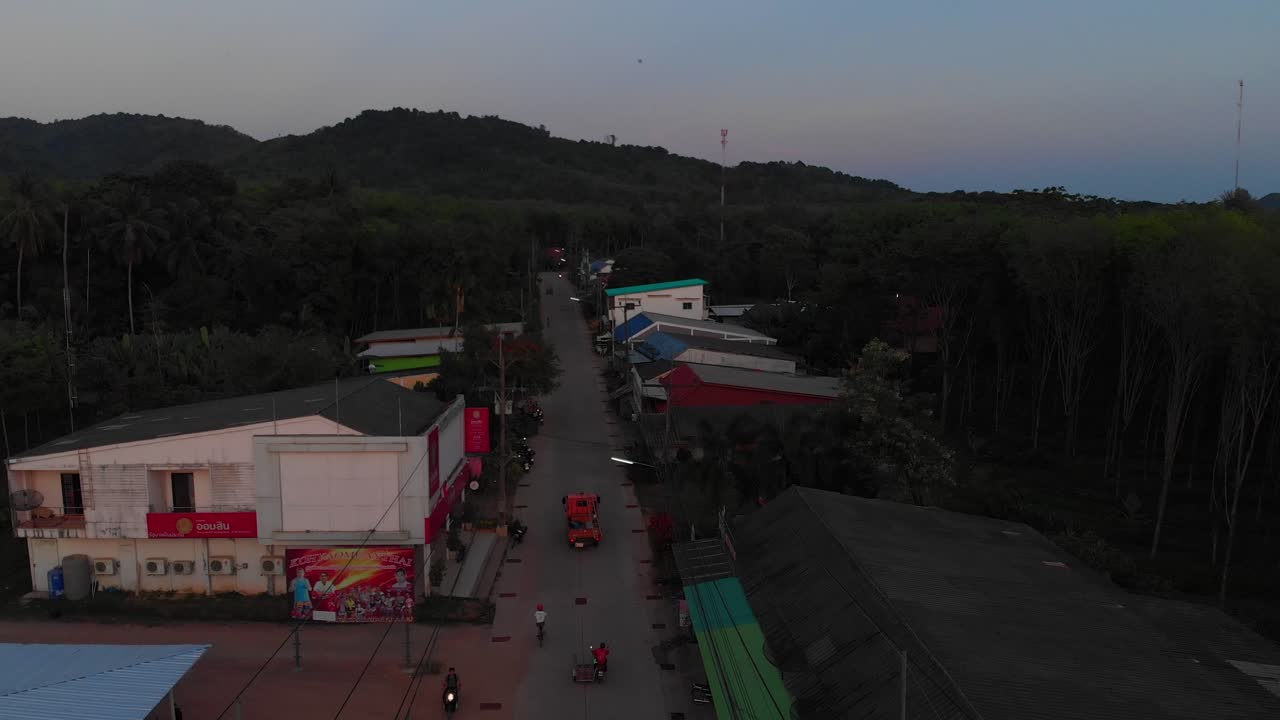 Giao thông lúc hoàng hôn ở thị trấn Ko Yao Noi, Phang Nga, Thái Lan