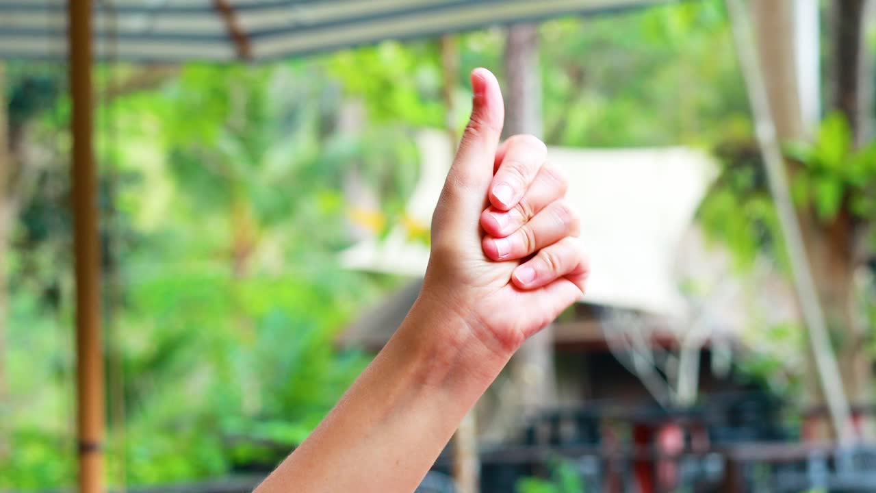 활기찬 야외 환경에서 움직임과 표현을 포착하는 울창한 녹색 배경에 대한 손 동작의 순서