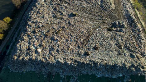 Vertedero-De-Vertedero-Y-Tanques-De-Agua-Contaminados-Vista-Aérea,-Gran-Montón-De-Basura-De-Desechos-Domésticos