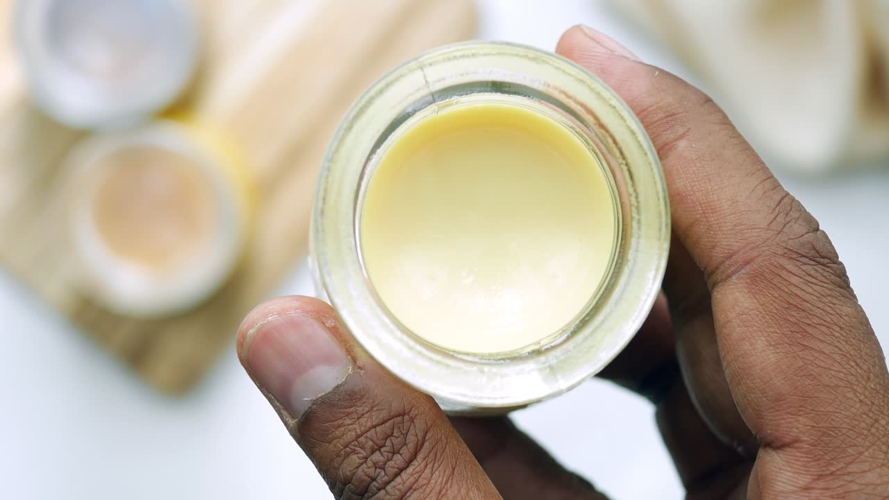 유리 항아리에 카라멜 푸딩을 들고,