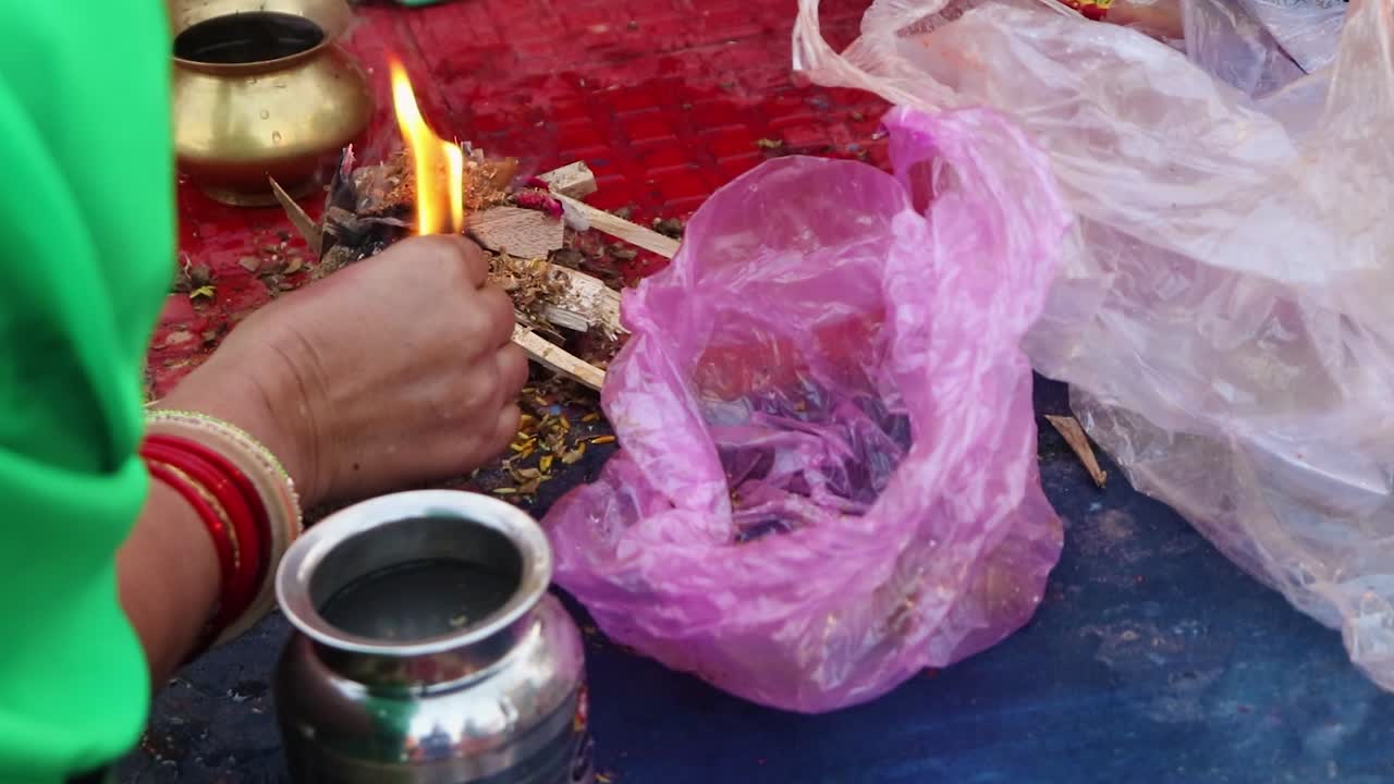 devota haciendo rituales sagrados en el festival desde diferentes ángulos el video se toma en las ocasiones del festival chhath que se utiliza para celebrar en la india del norte el 28 de octubre de 2022