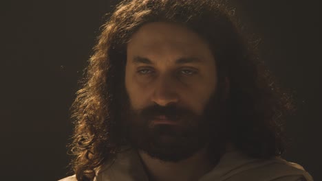 Porträt-Eines-Mannes-In-Roben-Mit-Langen-Haaren-Und-Bart,-Der-Die-Figur-Jesu-Christi-Darstellt