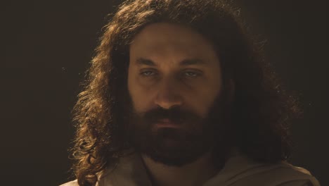 portret van een man in gewaden met lang haar en baard die de figuur van jezus christus vertegenwoordigt