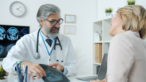 el médico discutiendo la radiografía con el paciente