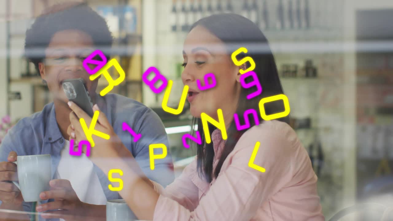 Casal sentado à mesa de um café, mexendo em um smartphone que revela letras flutuantes promovendo a marca do café