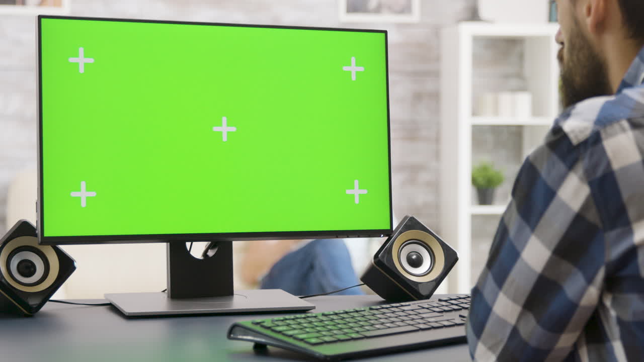 녹색 화면 을 가진 컴퓨터 에서 일 하는 사람