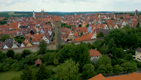 4k drona lotnicza wideo wieży siarki na otoczonym murami mieście rothenburg, niemcy z historycznym ratuszem i kultowym gotyckim st