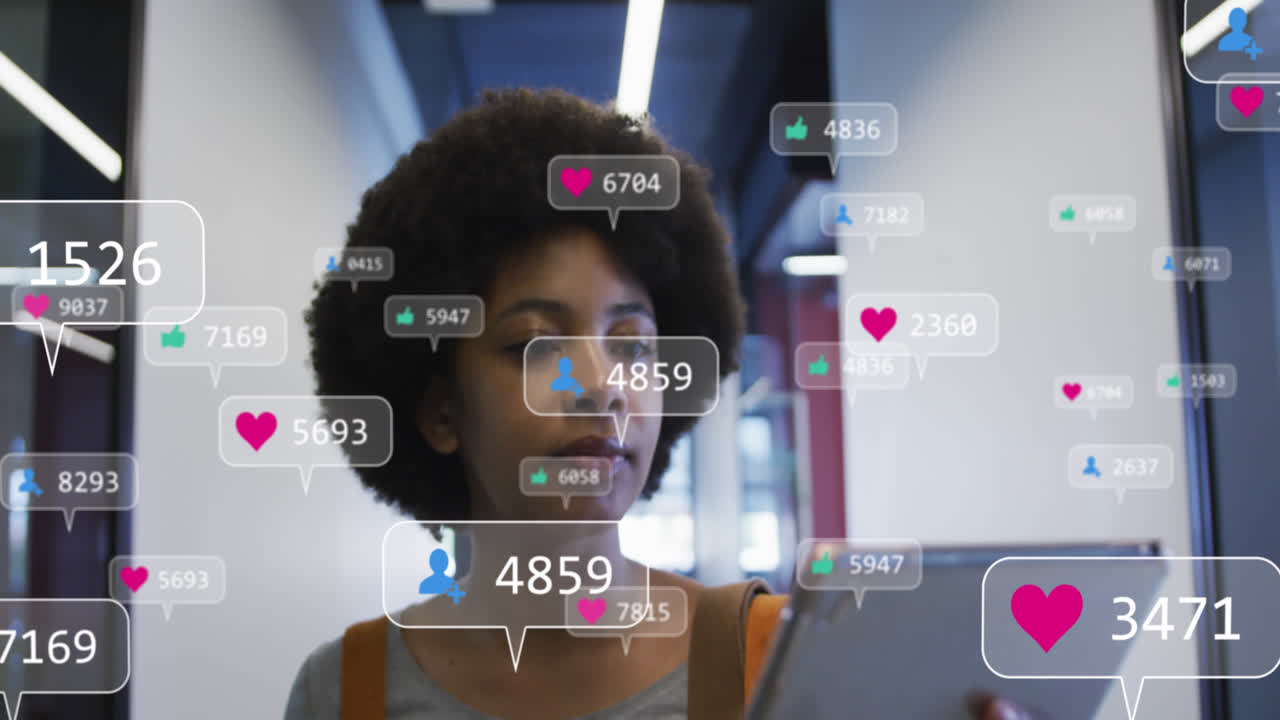 animación de iconos de los medios sobre una mujer de negocios afroamericana bebiendo café y sonriendo