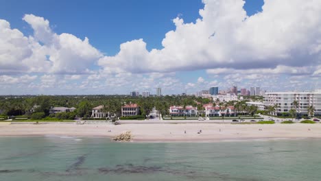 Vista-Panorámica-Aérea-Horizontal-De-Drones-Del-Centro-De-La-Ciudad-De-West-Palm-Beach-Y-Hermosa-Arena-De-Playa-Y-Barcos-En-El-Agua