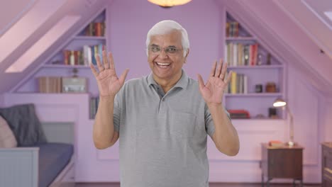 un viejo indio feliz saludando y saludando