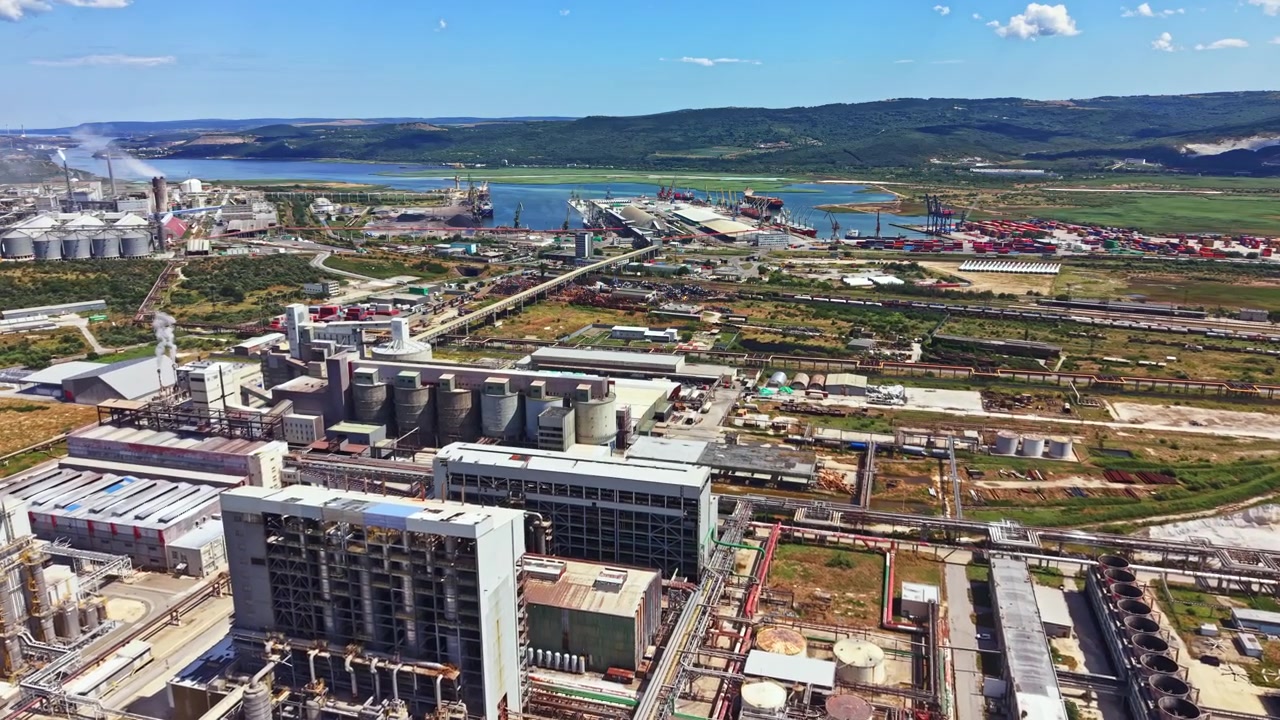 Açık Bir Günde Nehir Yakınında Fabrikalar, Depolar ve Ulaşım ile Sanayi Bölgesi