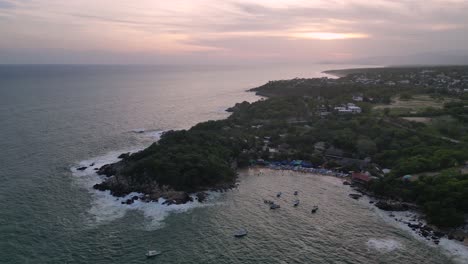 Vuelo-De-Drones-Sobre-La-Playa-De-Puerto-Angelito-Y-La-Playa-De-Manzanillo,-Costas-Doradas-Y-Puestas-De-Sol-En-El-Horizonte-En-Puerto-Escondido,-Oaxaca,-México