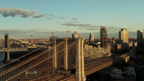 Alte-Und-Belebte-Straßenbrücke-Und-Wohnhochhäuser-Im-Hintergrund.-Stadtszene-In-Der-Abendsonne.-Brooklyn,-New-York-City,-Vereinigte-Staaten