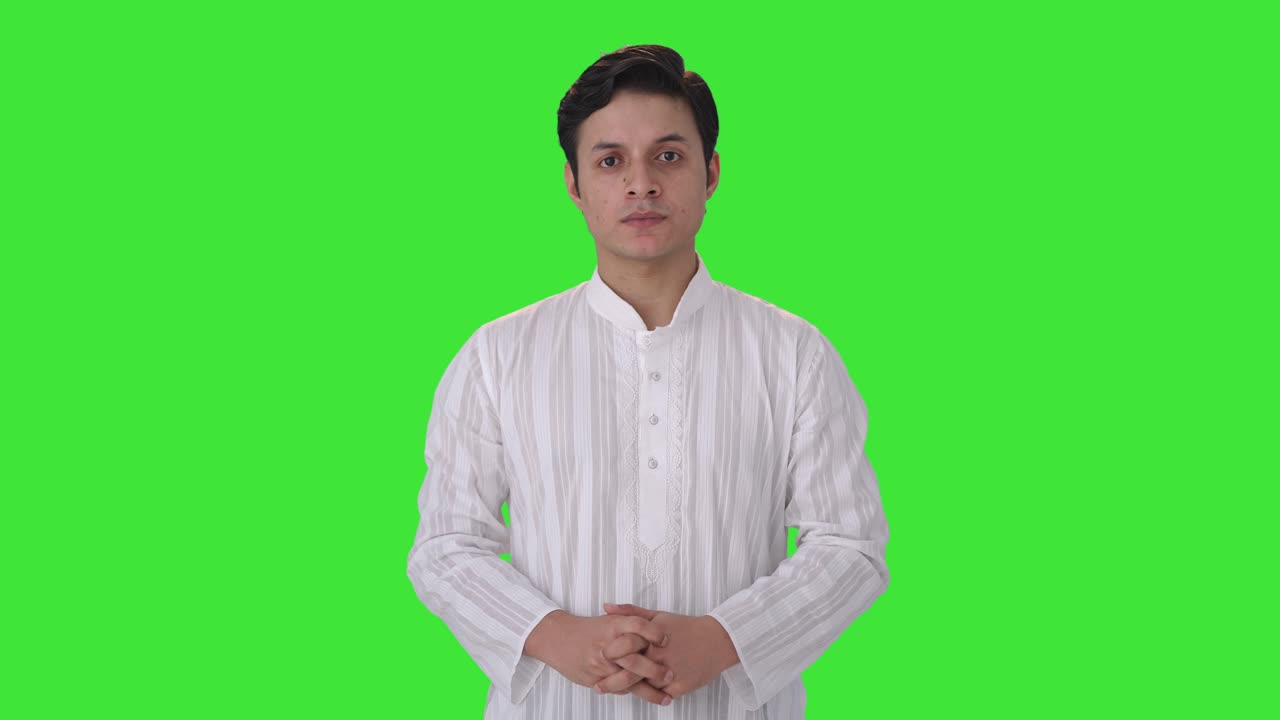 разгневанный индиец смотрит на зеленый экран камеры