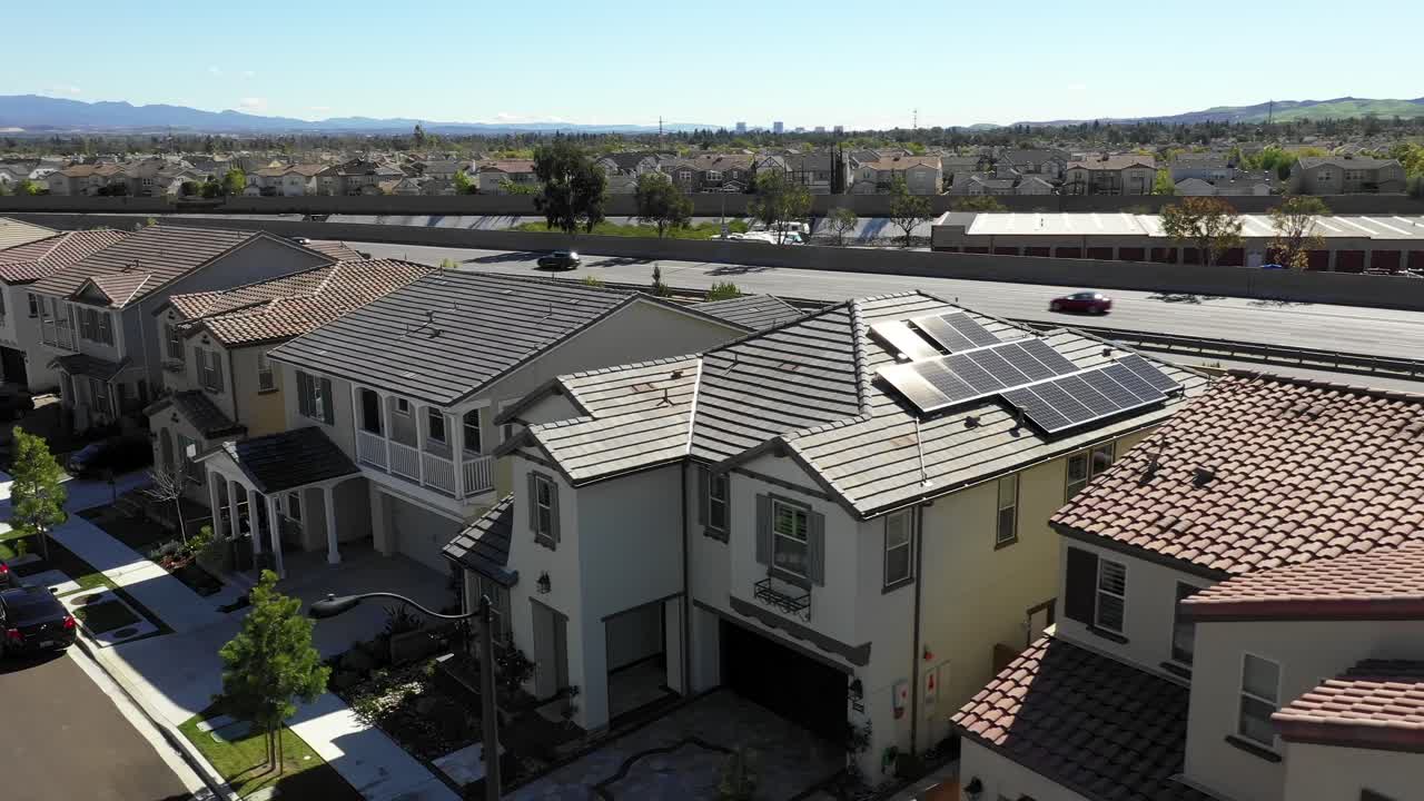 paneles solares en tustin home, autopista detrás de la casa, energía limpia en órbita en un día soleado