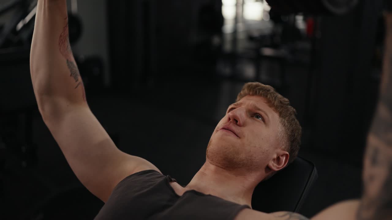 Spor salonunda ağırlık kaldıran adam