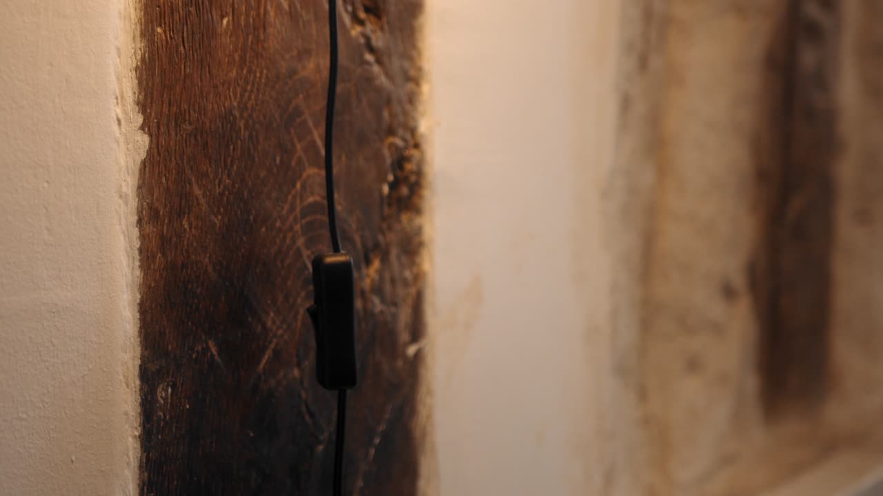 불을 켜고 있는 여자. 클로즈업