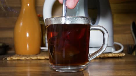 Té-Fuerte-En-Una-Taza-Transparente