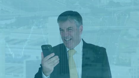 animación del procesamiento de datos sobre un empresario caucásico que usa un teléfono inteligente