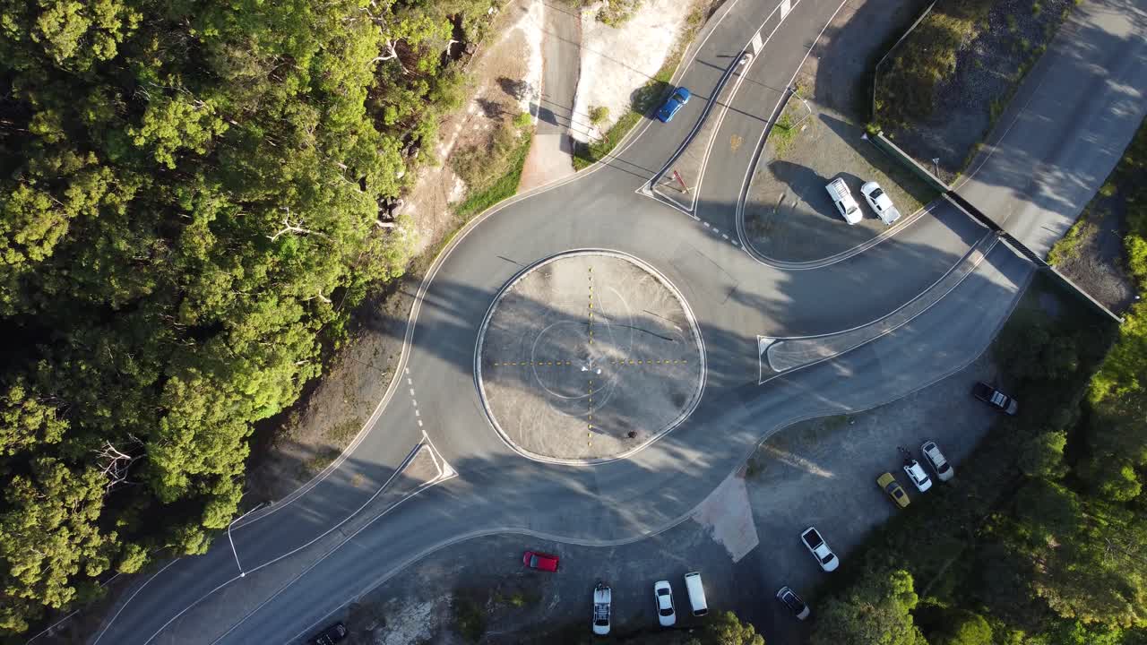 vista de arriba hacia abajo girando lentamente alrededor de una rotonda