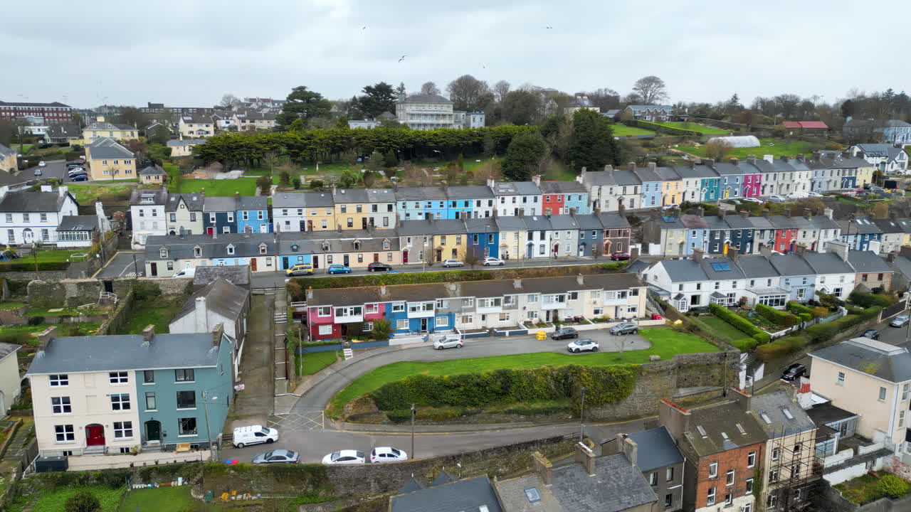 Vista aerea con drone delle colorate case di Cobh, Cork, Irlanda