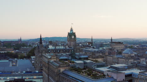 Toma-Aérea-Que-Se-Eleva-Sobre-Edimburgo-Al-Atardecer