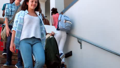 Estudiantes-De-Escuela-Corriendo-Escaleras-Abajo